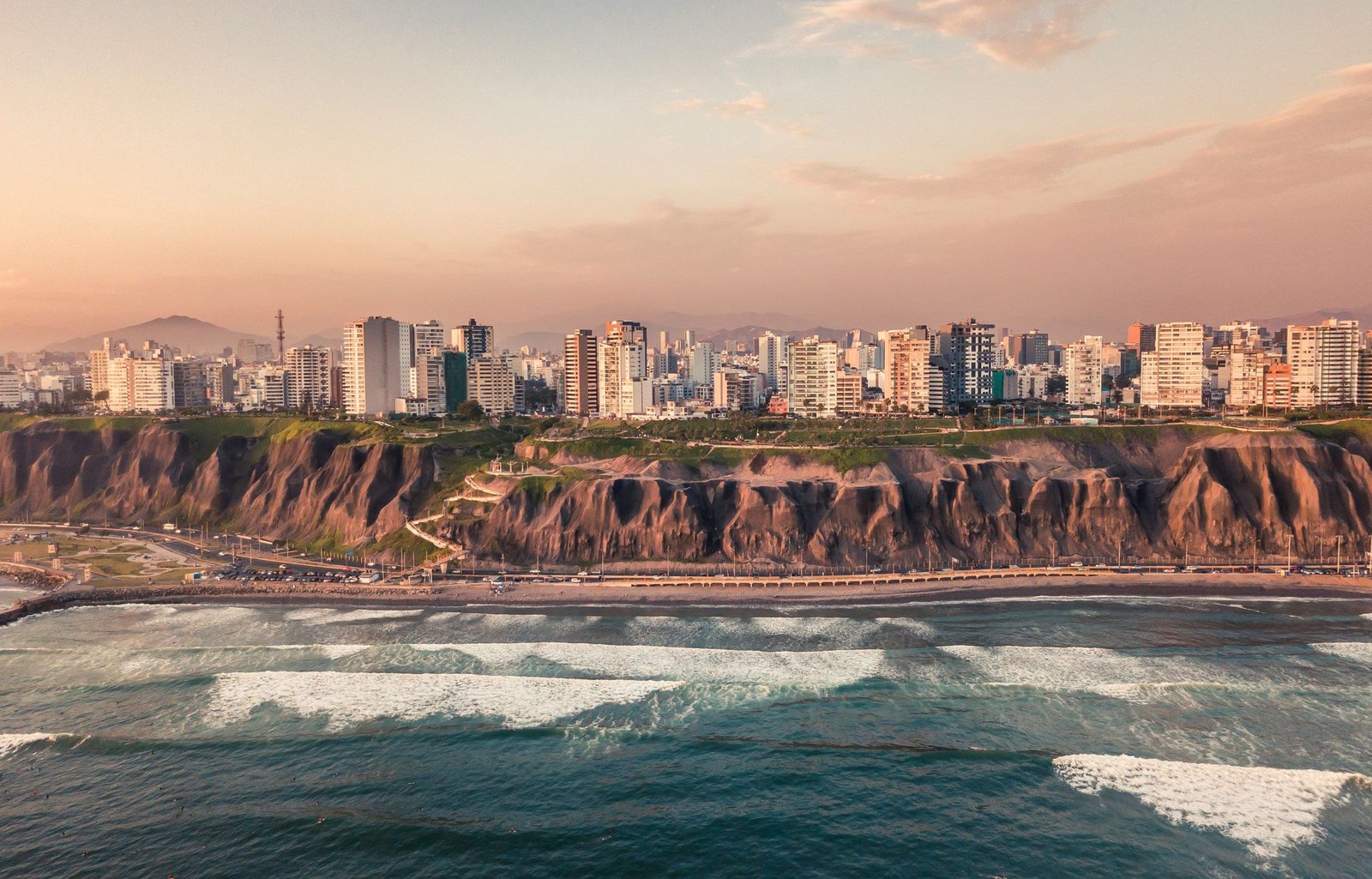 De kliffen en kust van Miraflores in Lima bij zonsondergang