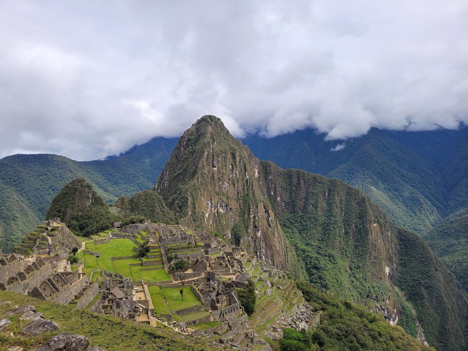 Machu Picchu met de Huayna Picchu en wolken boven de bergen