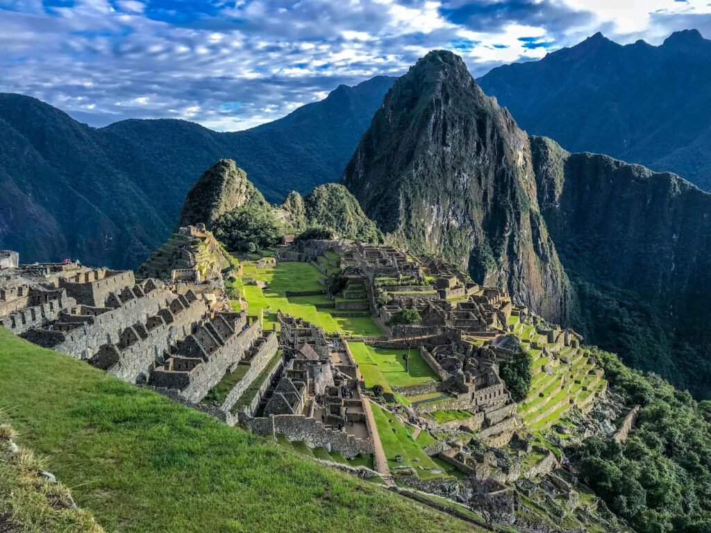 Stenen gebouwen en terrassen in het bovenste deel van Machu Picchu