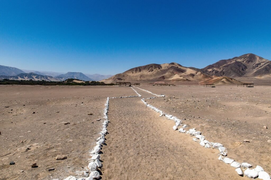 De Panamericana door de kale woestijn van Zuid-Peru