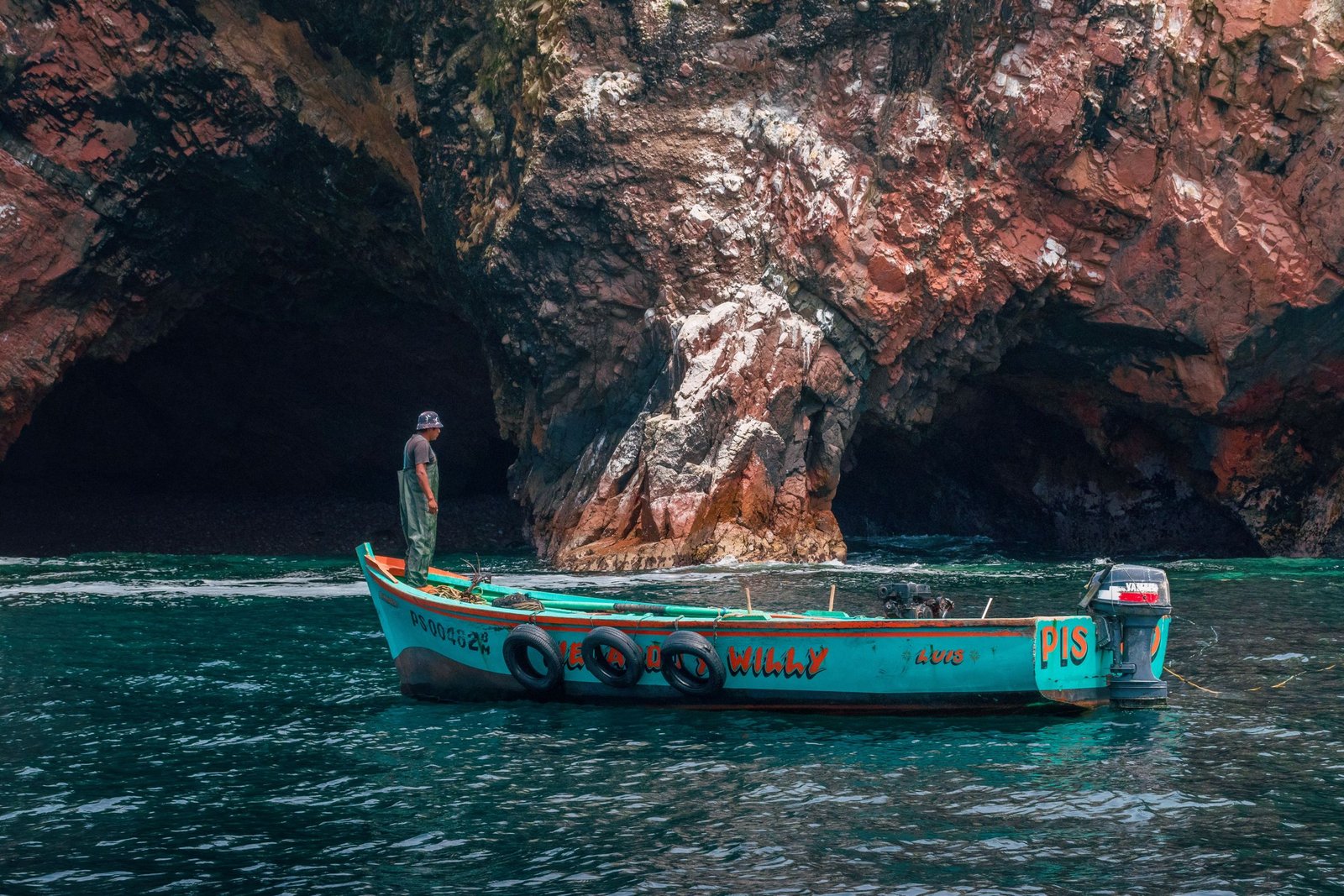 Bootje bij de rotsen van de Islas Ballestas