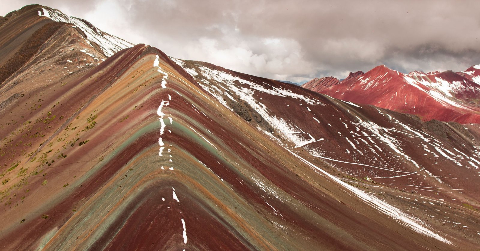 De gestreepte hellingen van Rainbow Mountain