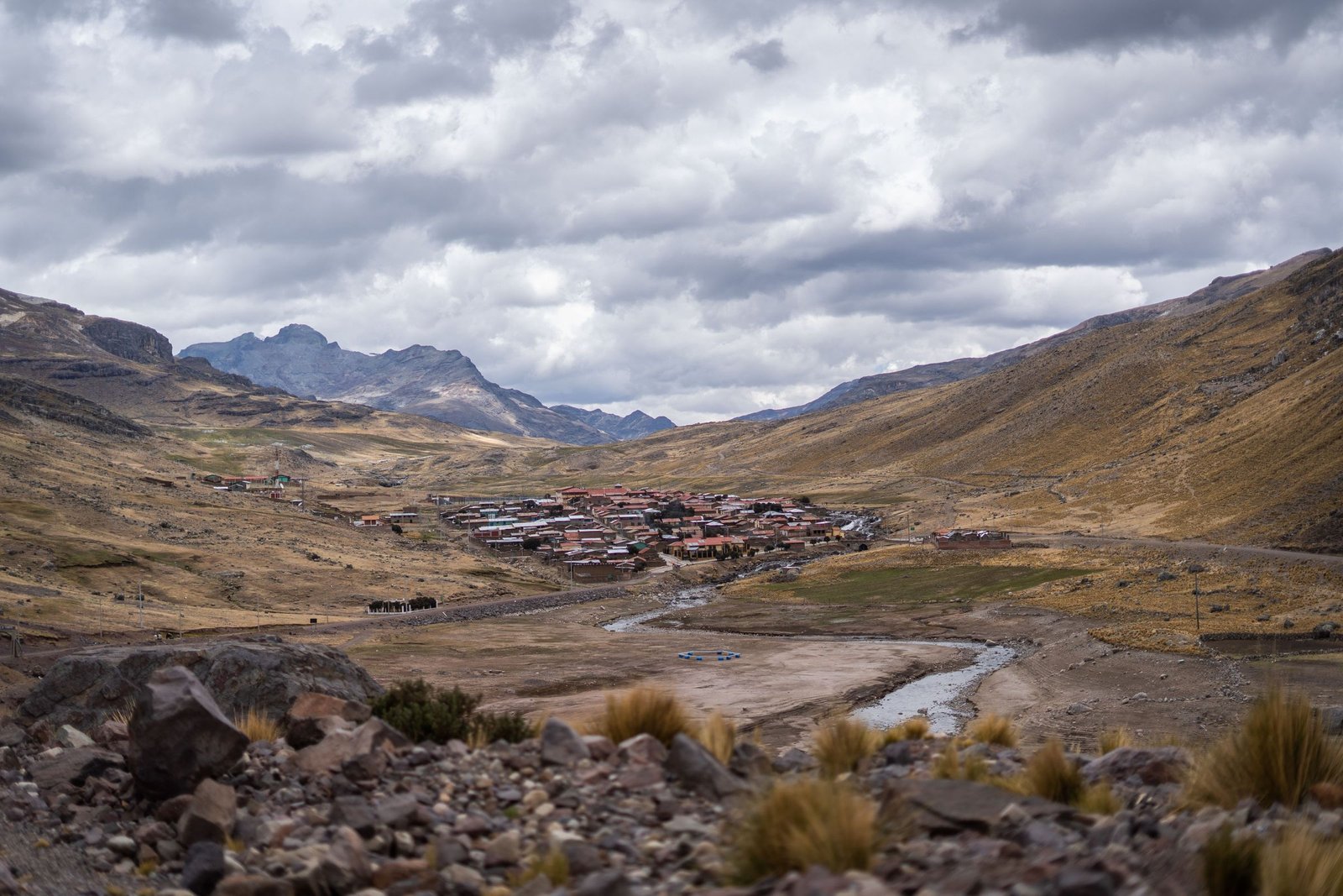 Bergdal met een dorp in Peru
