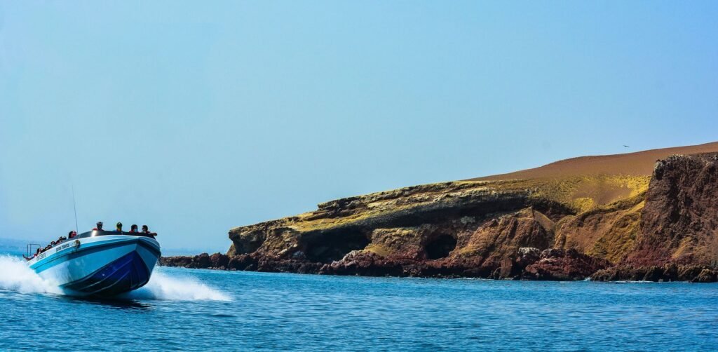 Woestijnkust met rode kliffen en de oceaan in het Paracas-reservaat