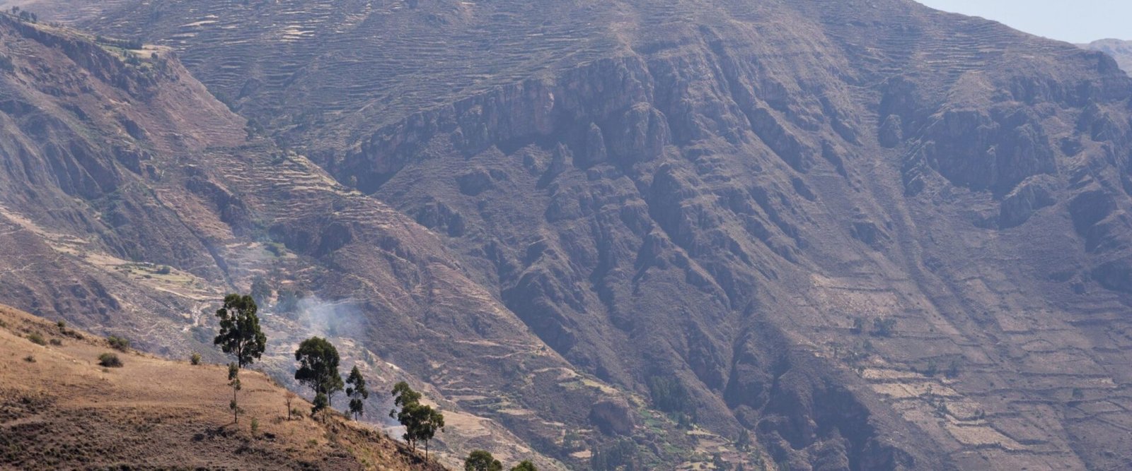 Berghellingen met terrassen in de Andes