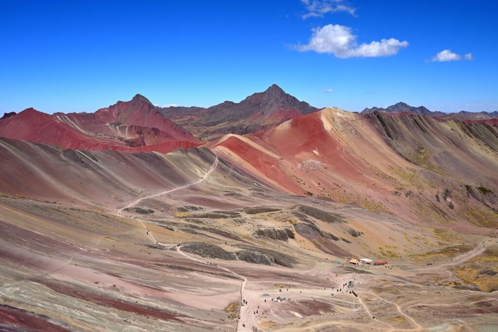 De gekleurde hellingen van Rainbow Mountain op ongeveer 5.000 meter hoogte