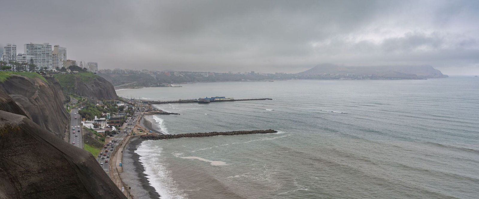 De kust van Lima met appartementen langs het water