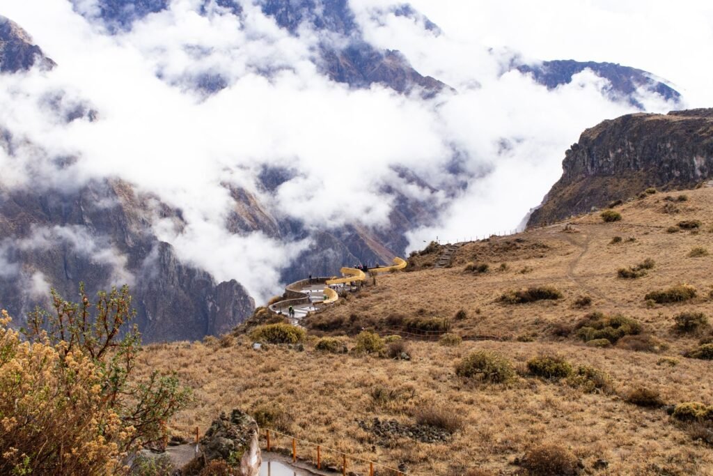 Bergweg door de Andes in de Colca Canyon