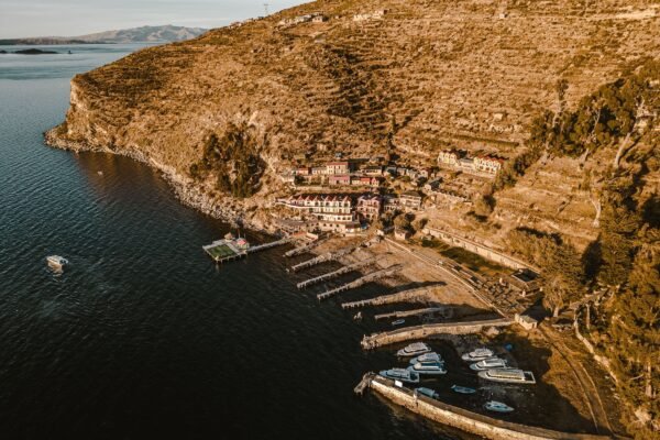Luchtfoto van het Titicacameer met een eiland