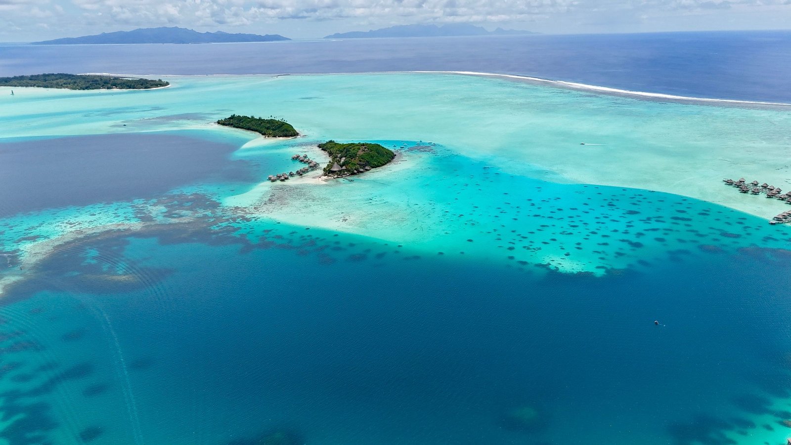 Luchtfoto van de turquoise lagune en het rif van Bora Bora