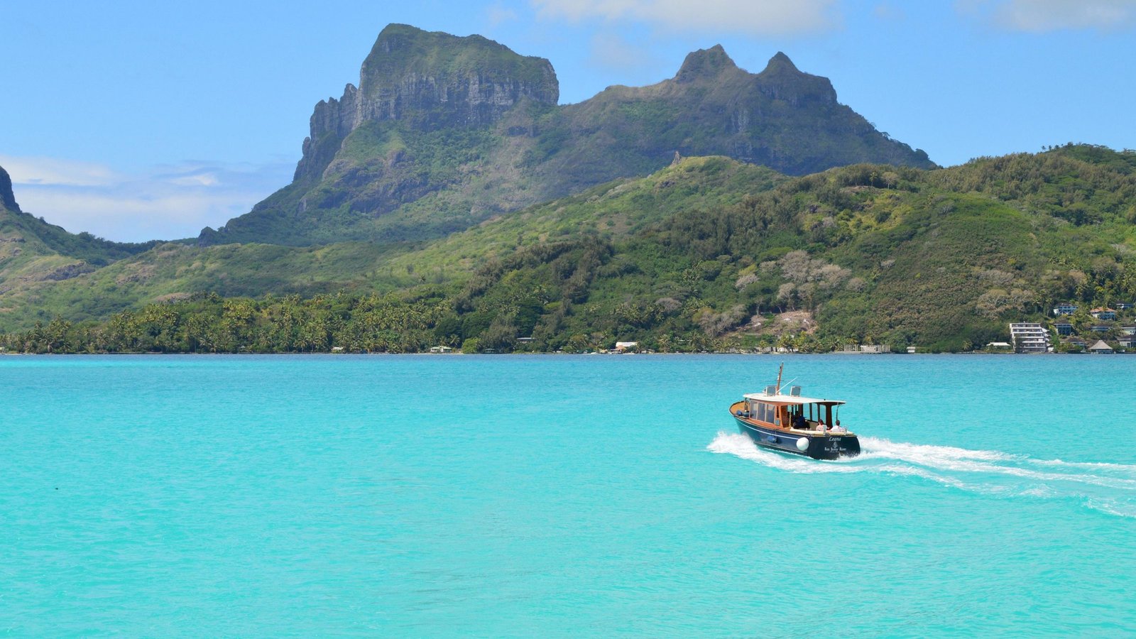 Boot op de turquoise lagune van Bora Bora met de Mount Otemanu