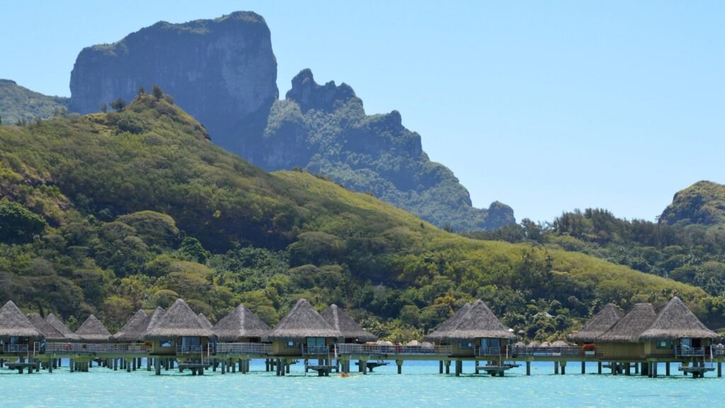 Overwaterbungalows voor de groene bergen van Bora Bora