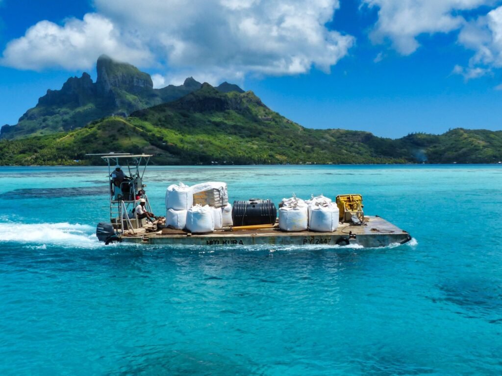 Bootje met vracht op de lagune van Bora Bora