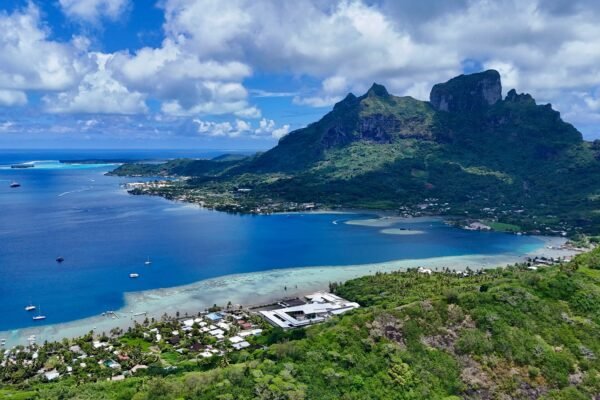 Luchtfoto van de lagune en de bergen van Bora Bora