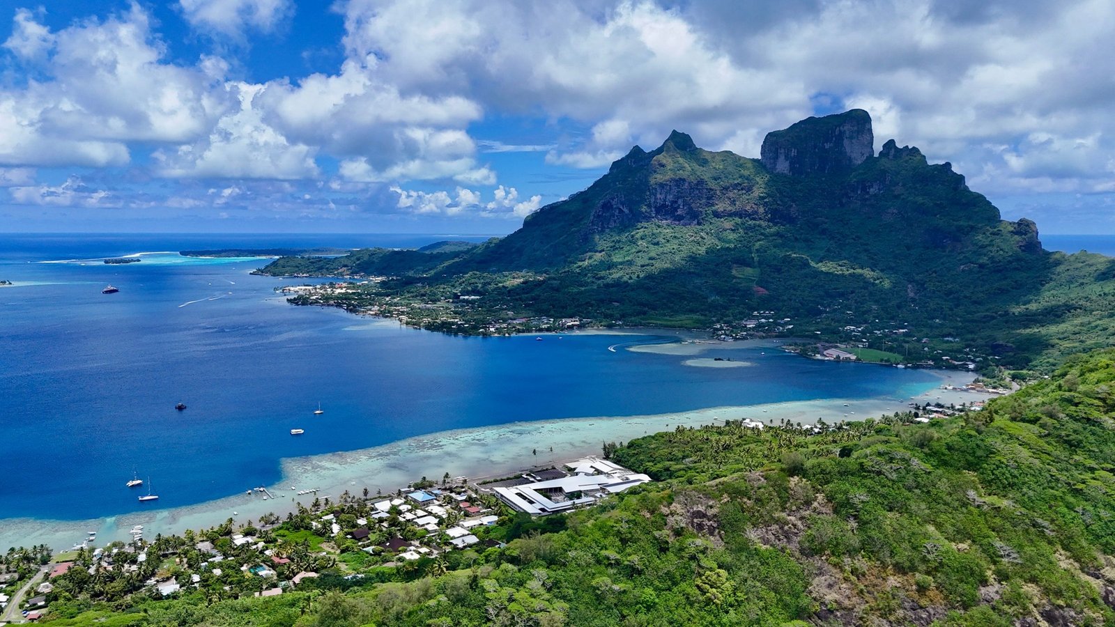 Luchtfoto van de lagune en de bergen van Bora Bora
