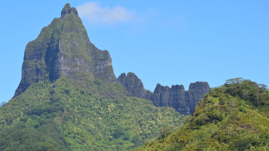 De groene bergtop Mouaroa op Moorea