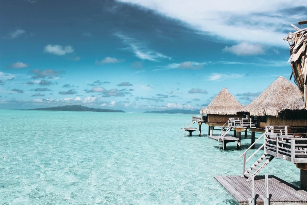 Overwaterbungalows boven helder turquoise water in Frans-Polynesië