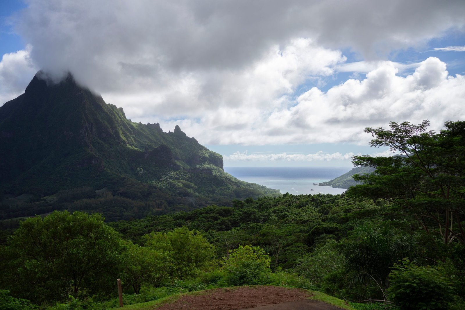 De Mount Rotui boven de baaien van Moorea