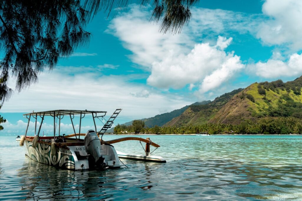 Boot in het heldere water van een baai op Moorea