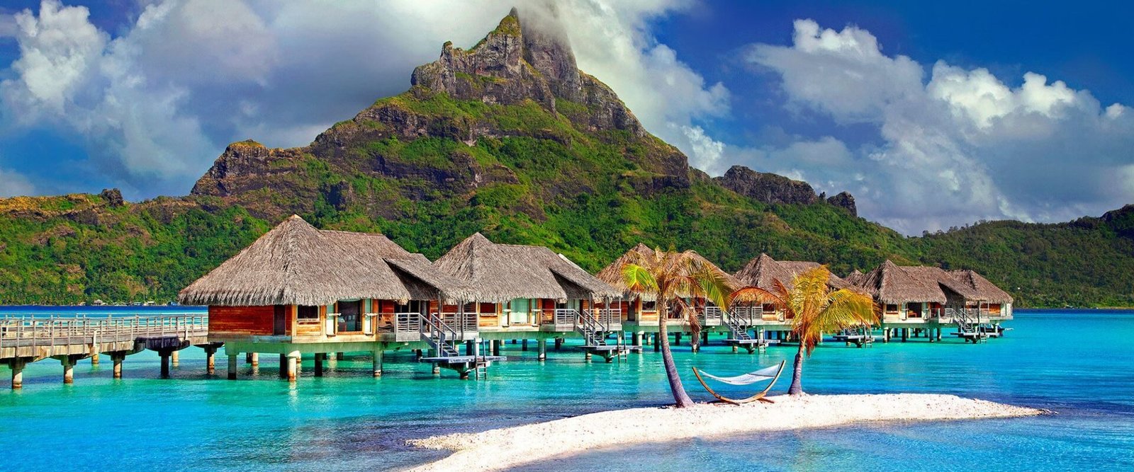 Overwaterbungalows voor een groene berg in Frans-Polynesië