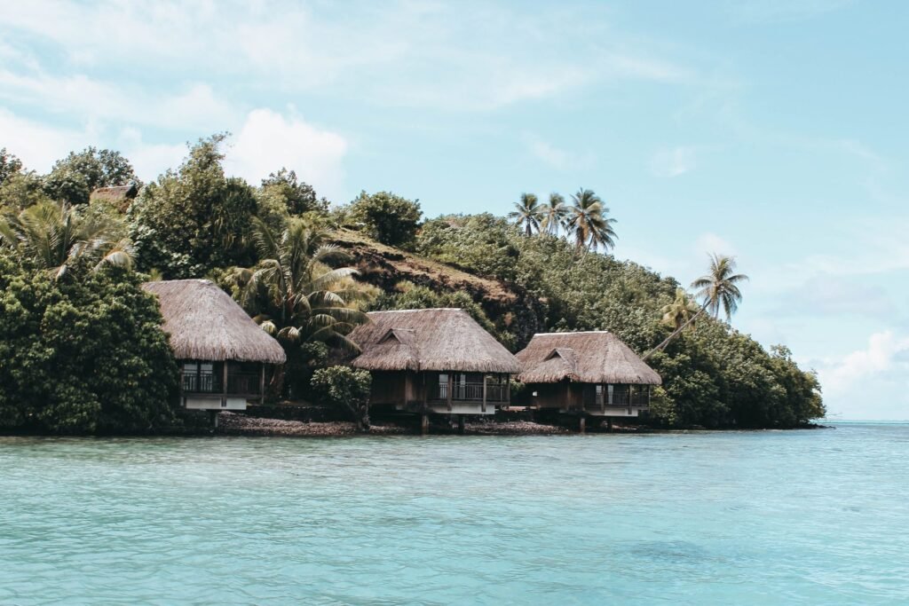 Overwaterbungalows tussen het groen in Frans-Polynesië