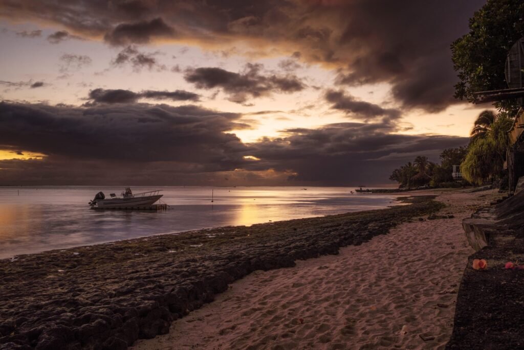 Zonsondergang boven een strand op Moorea