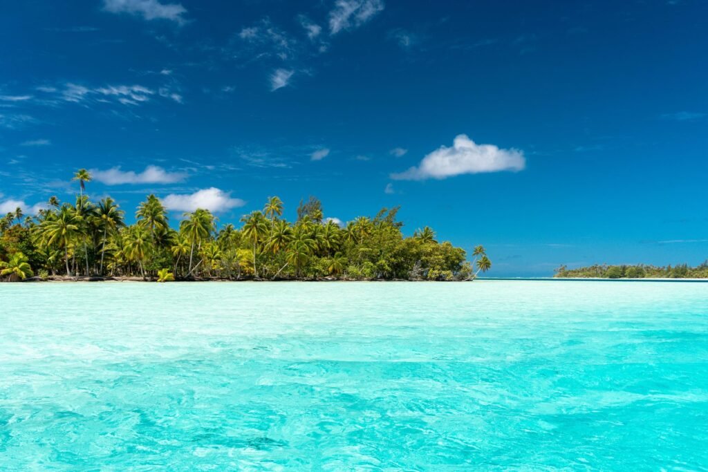 Tropisch eiland Huahine met turquoise water