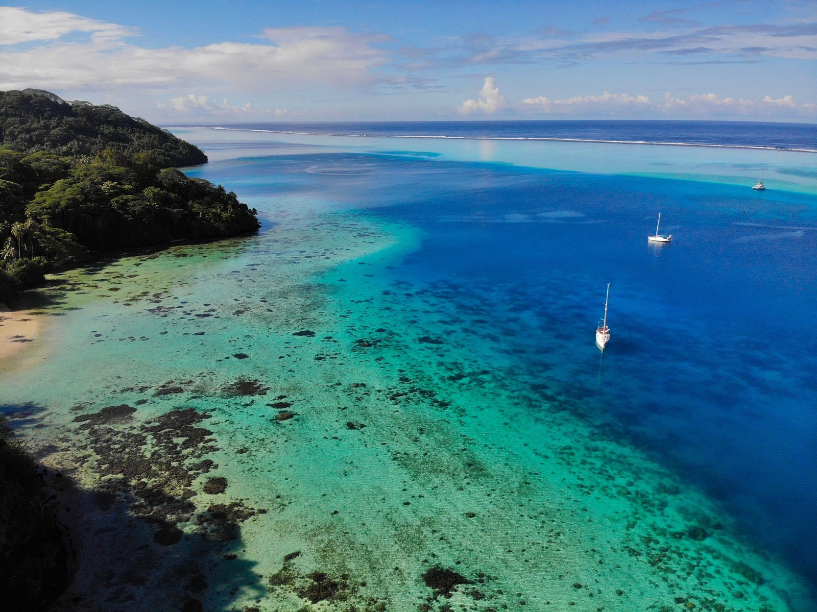 Luchtfoto van een lagune met rif in Frans-Polynesië