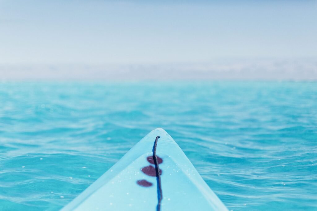 Boeg van een boot op het turquoise water van Frans-Polynesië