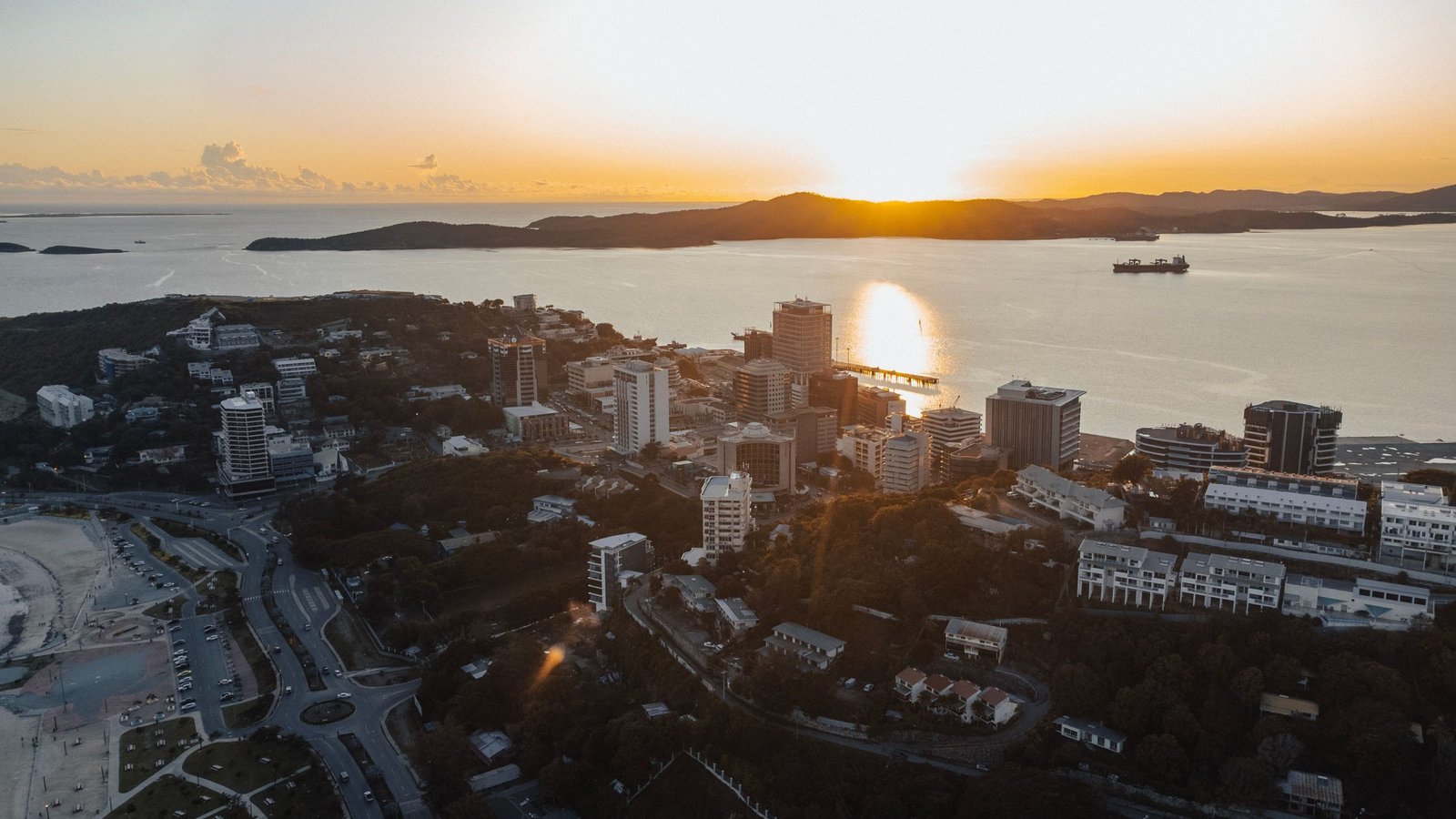 Luchtfoto van Port Moresby bij zonsondergang