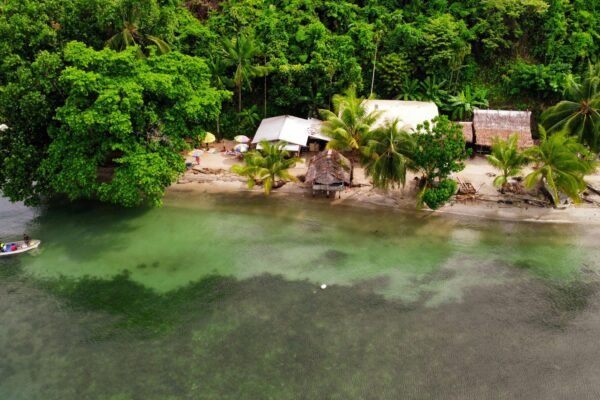 Groene tropische kust bij Salamaua in Papoea-Nieuw-Guinea
