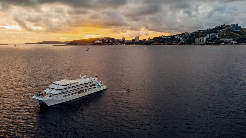 Schip in de haven van Port Moresby bij zonsondergang