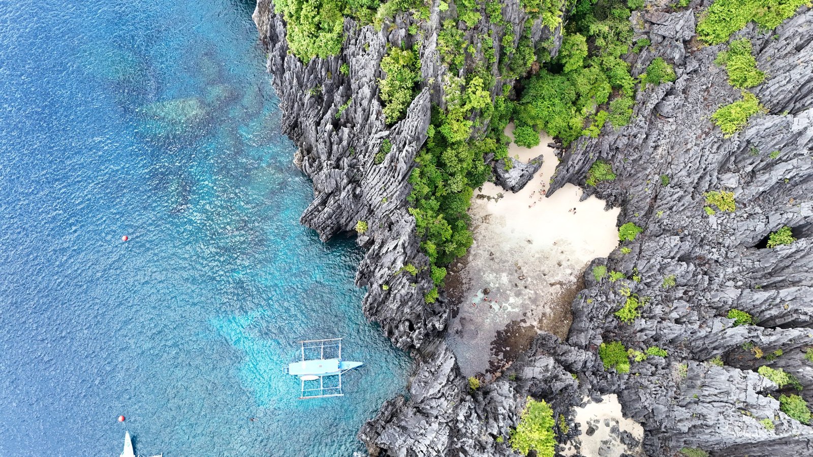 Luchtfoto van kalkrotsen en een lagune in Palawan