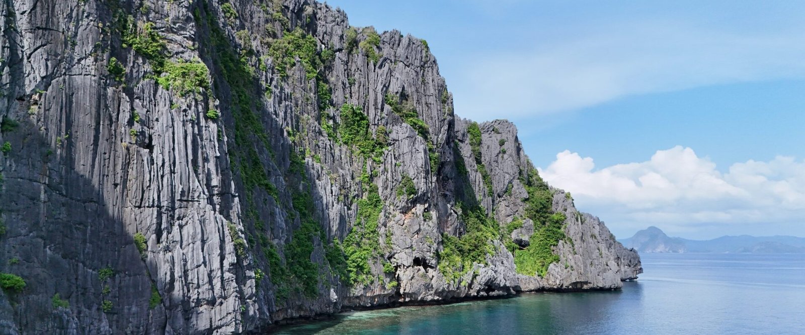 Kalkrotsen en helder water bij El Nido op Palawan