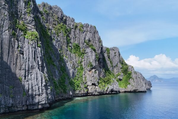 Kalkrotsen en helder water bij El Nido op Palawan