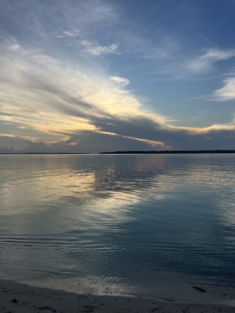 Donkere wolken boven de zee in de Filipijnen