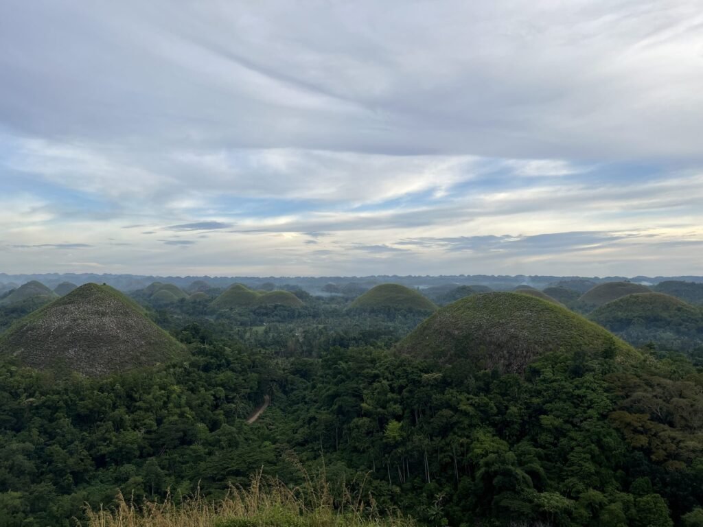 De Chocolate Hills op Bohol onder een bewolkte lucht