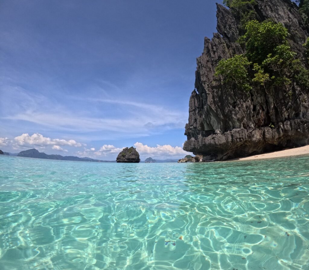 Helder water en kalkrotsen aan de kust van Palawan