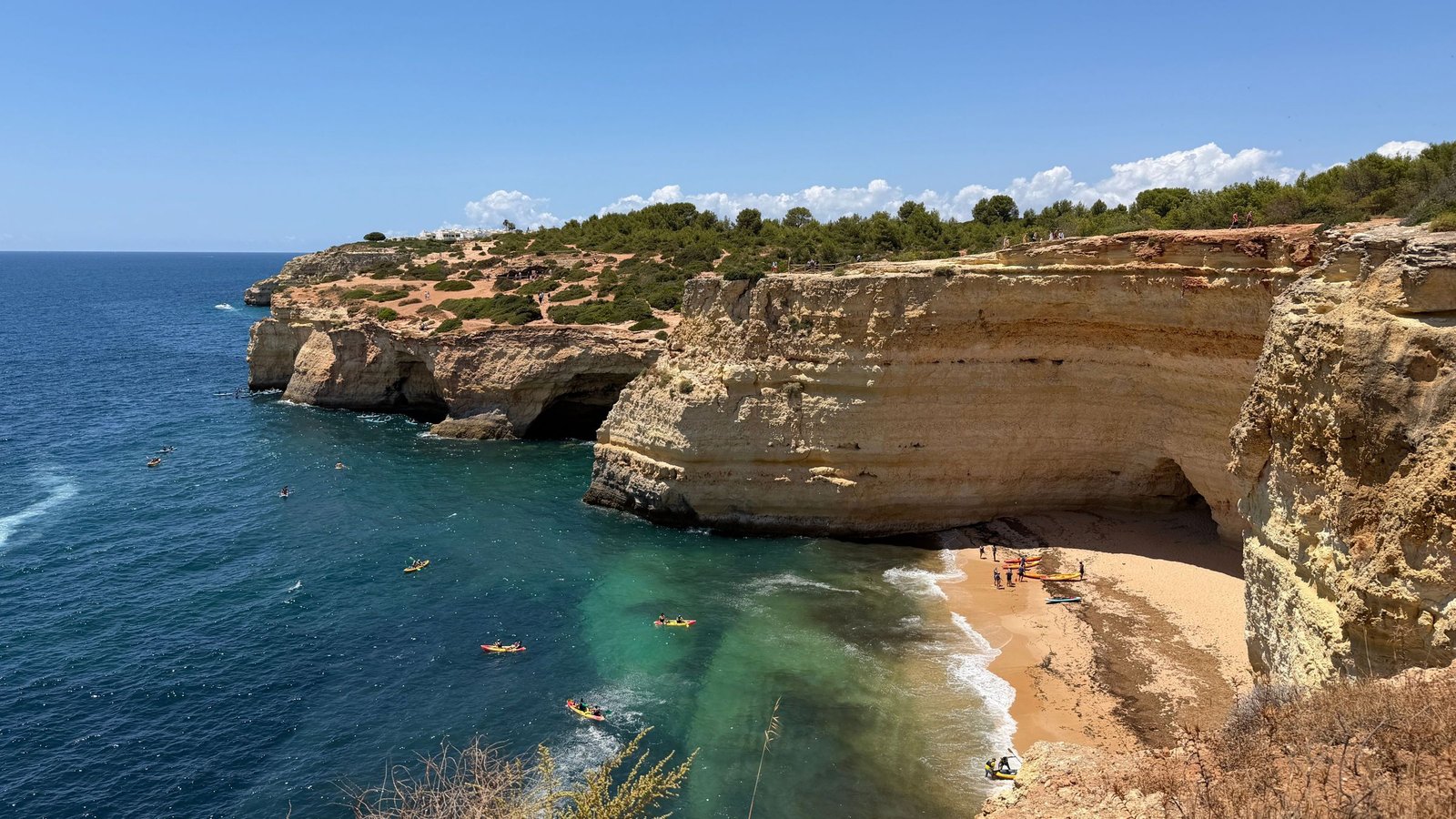 Kliffen en strand in de Algarve
