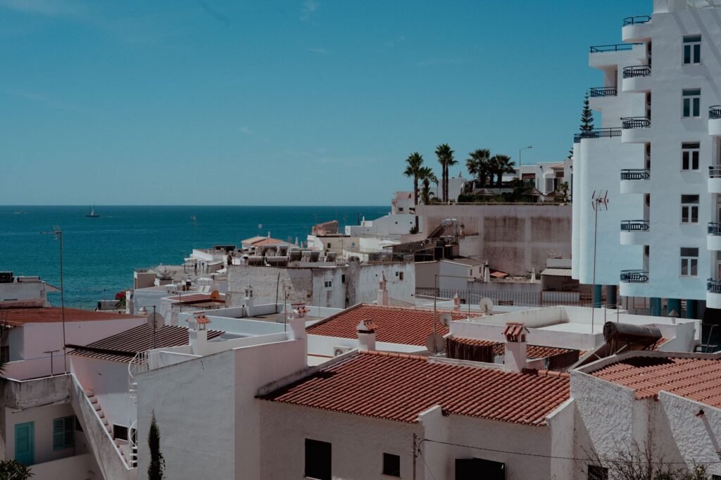 Wit kustdorp in de Algarve