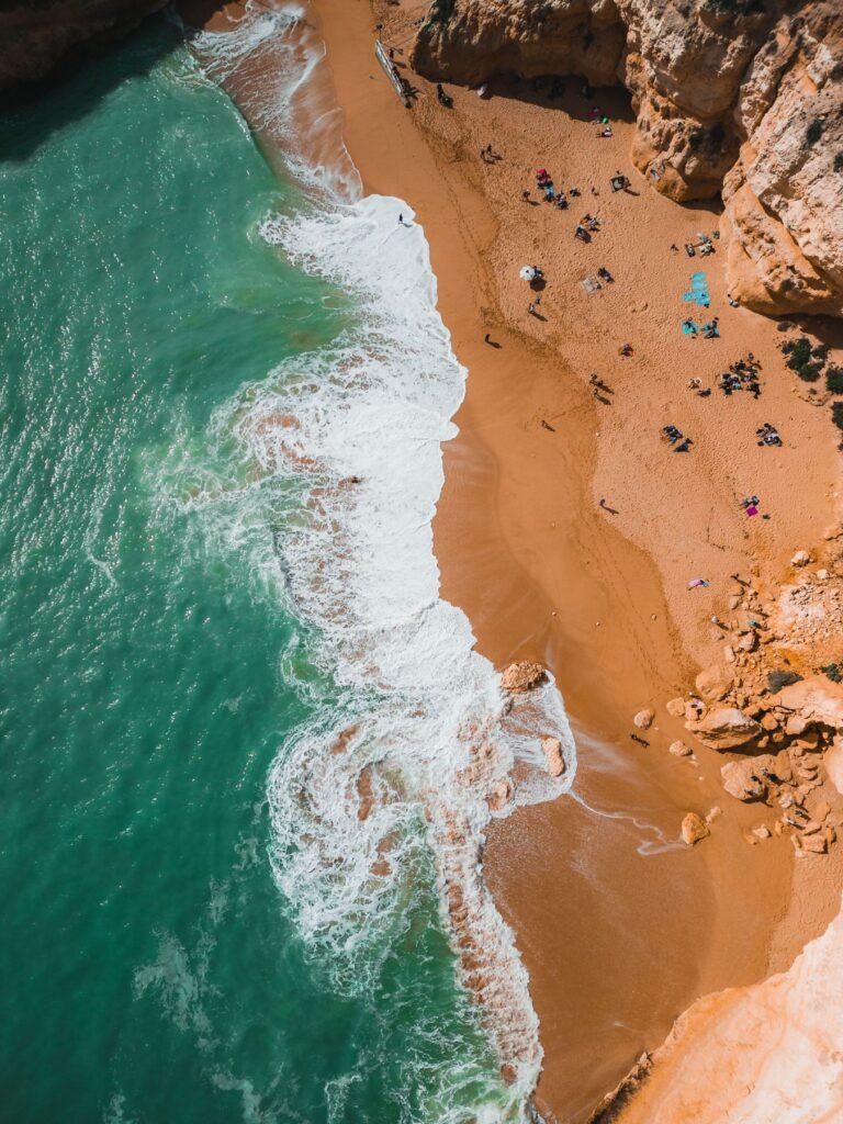Strand in de Algarve van bovenaf