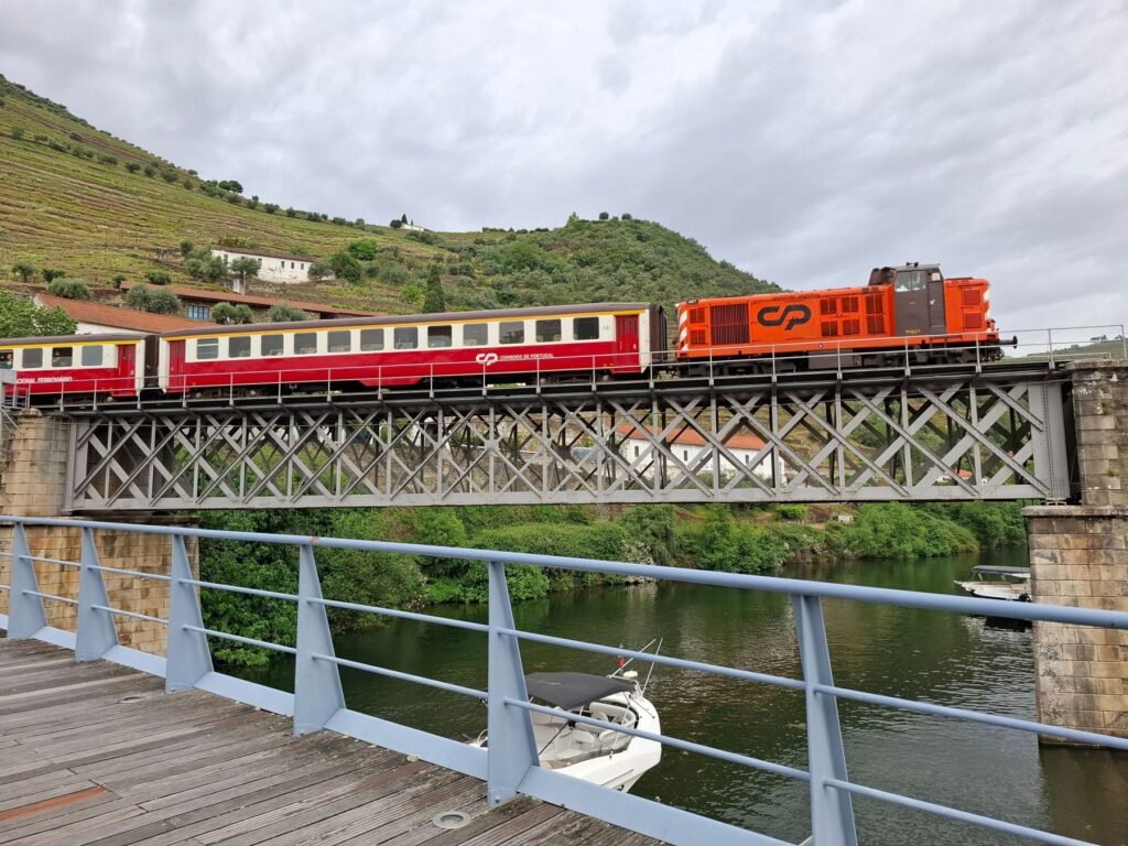 Trein over een brug in de Douro-vallei