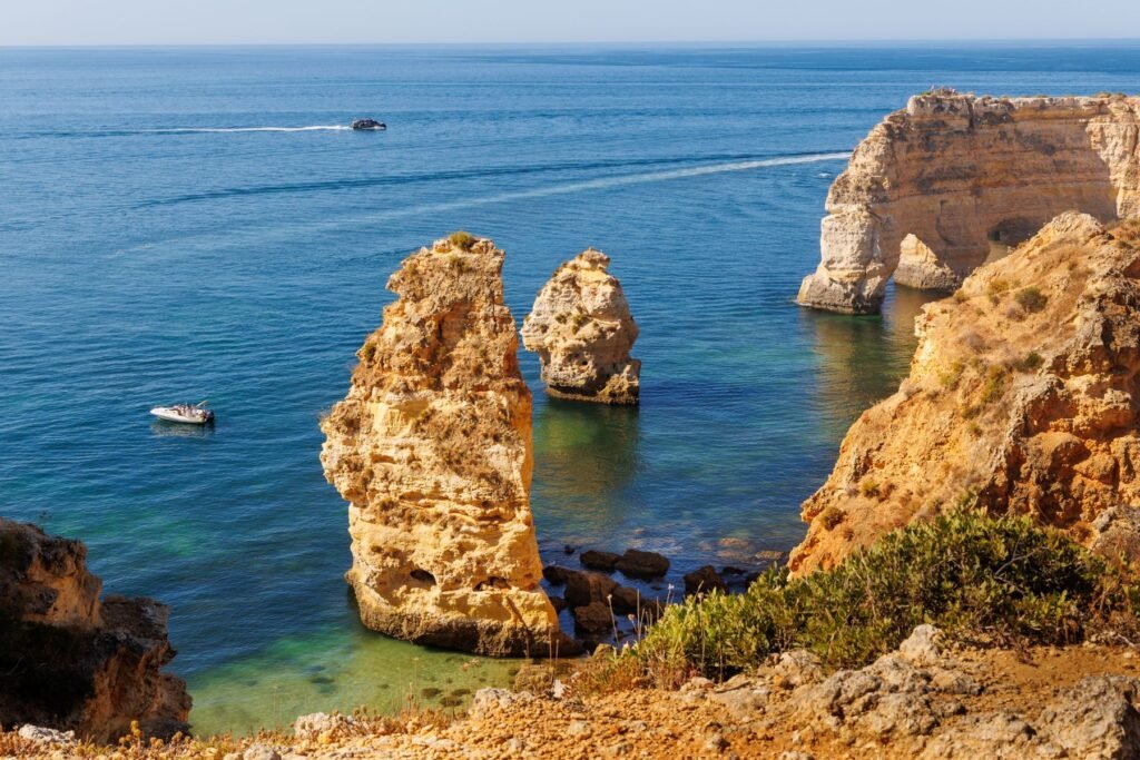 Rotsen in zee aan de Algarve