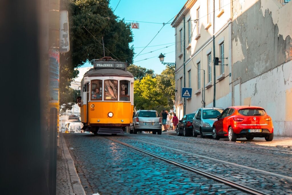 Gele tram in een straat in Lissabon
