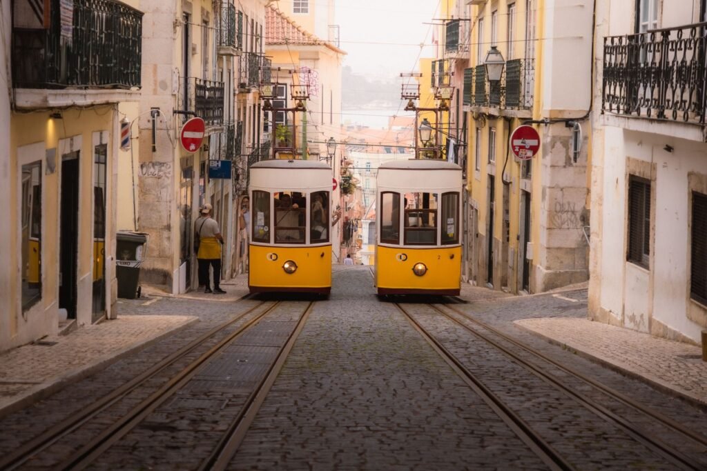 Twee trams in Lissabon