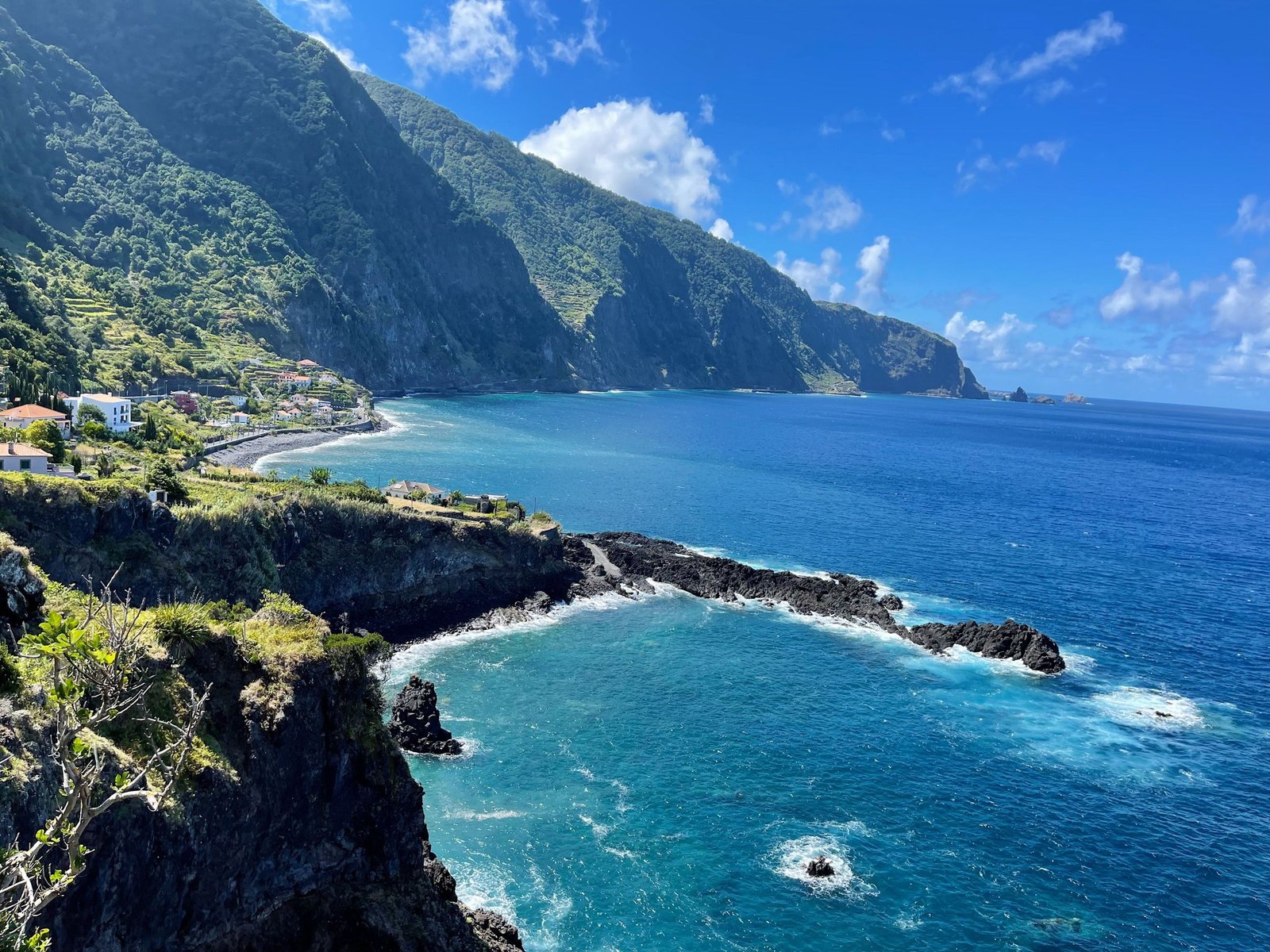 Kliffen bij Seixal op Madeira