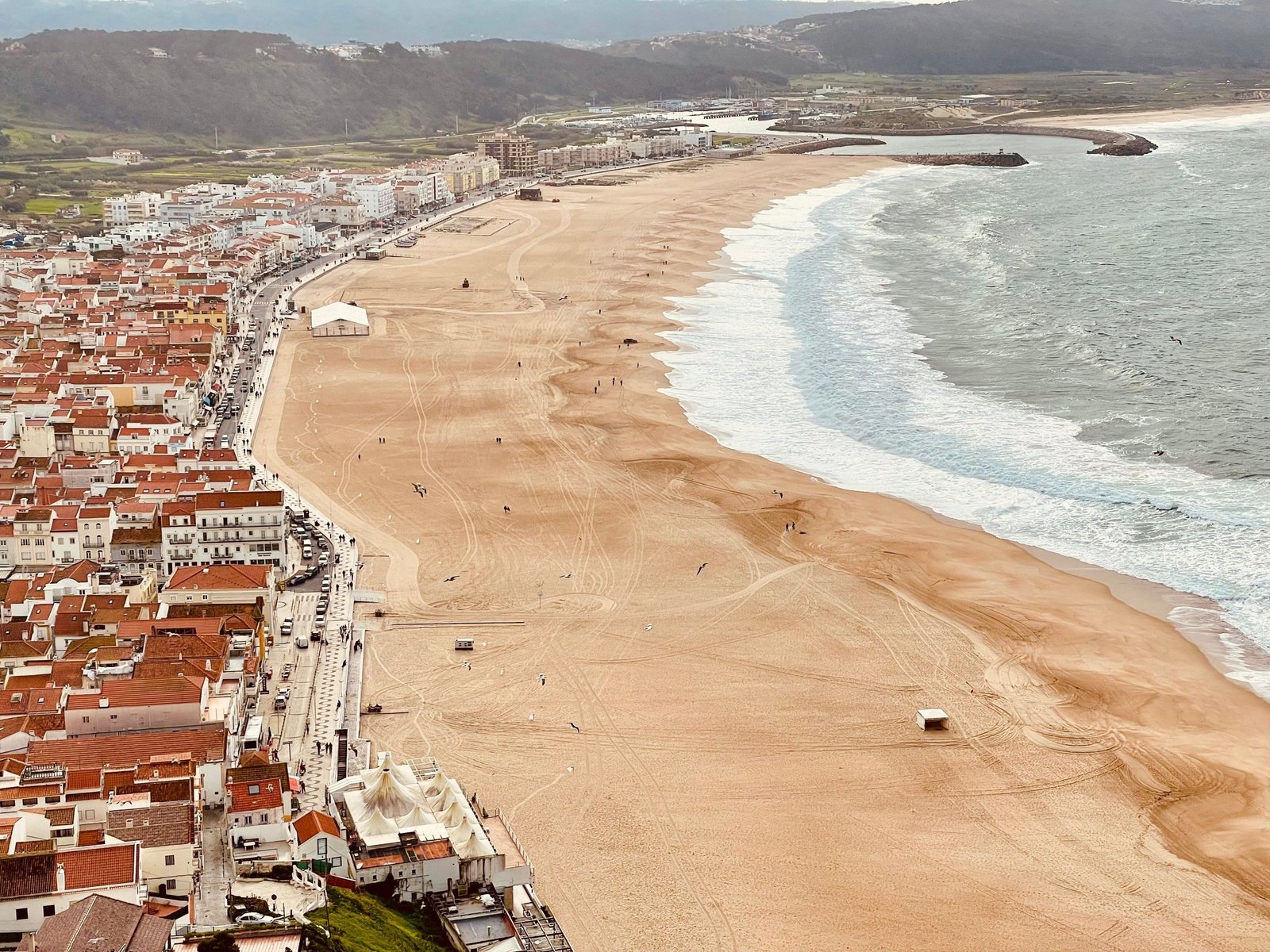 Strand en stad Nazaré