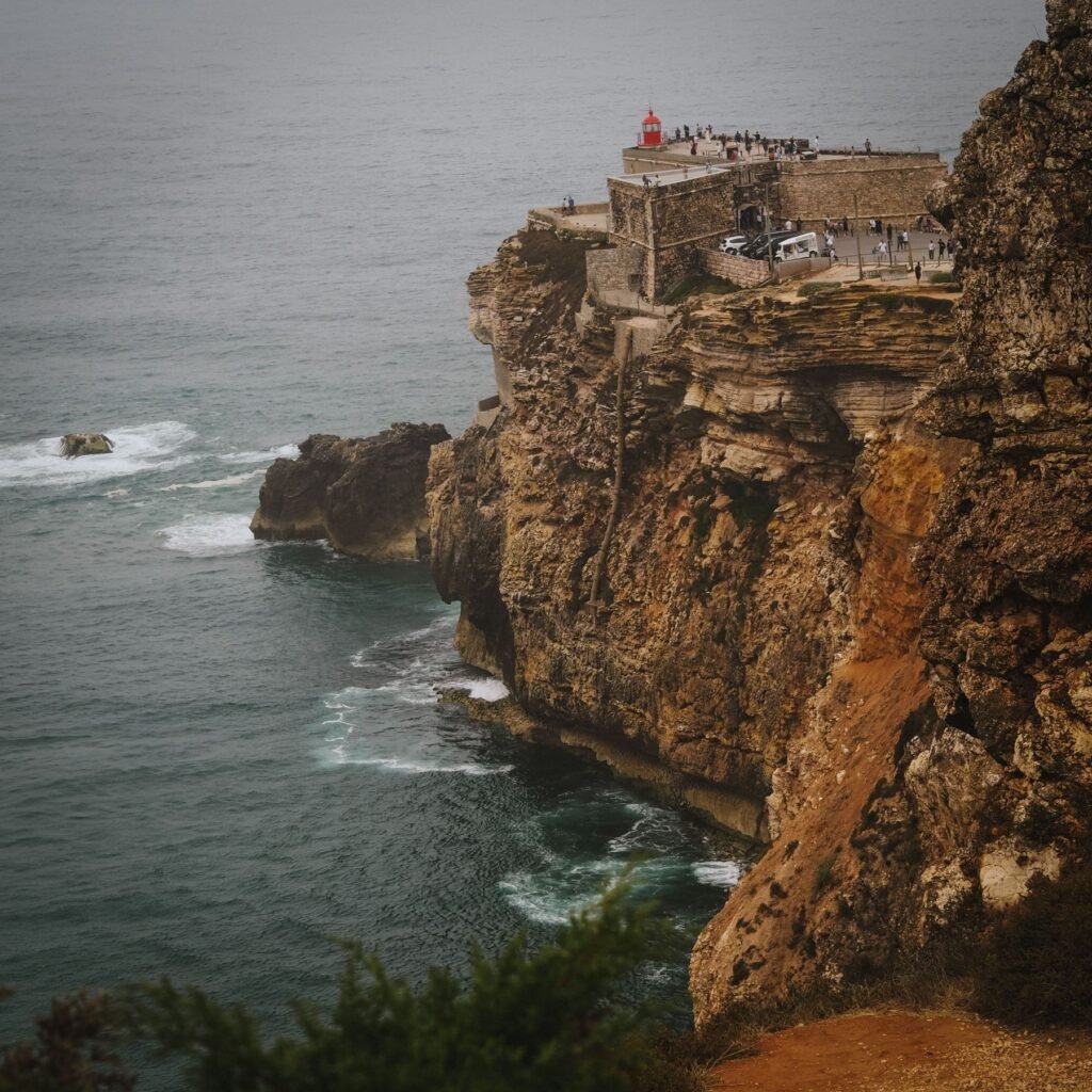 Klif met fort bij Nazaré