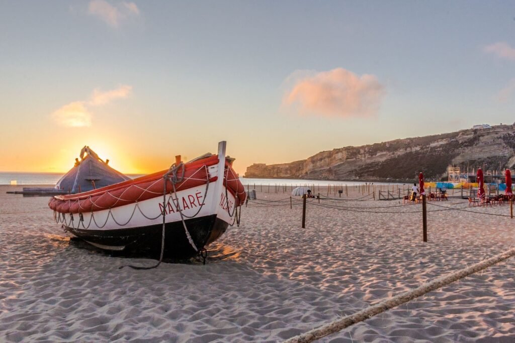 Vissersboot op het strand van Nazaré