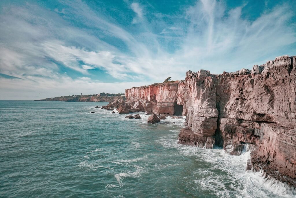 Rode kliffen aan de Portugese kust